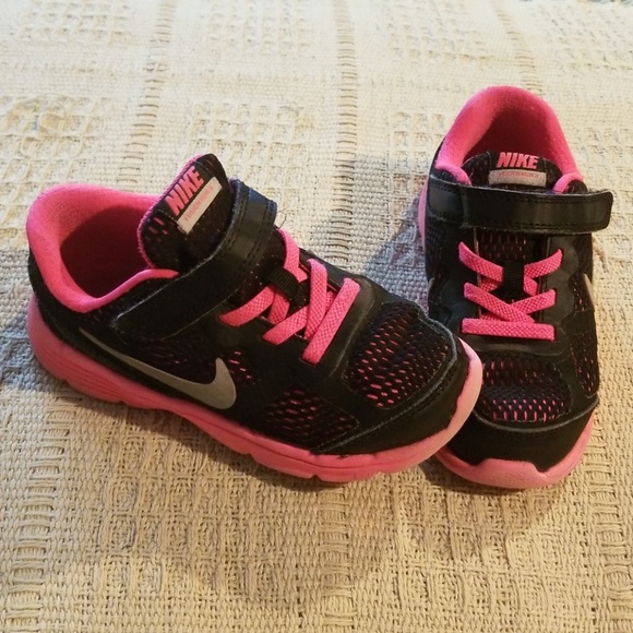 pink and black nike tennis shoes